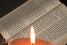 Bibel im Kerzenlicht