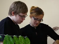 Joel und Bettina besprechen das nächste Klarinettenstück, welches sie gemeinsam spielen.