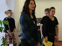Miriam Gherke und Nathalie Schneider begrüssen die Gäste und geben eine kürze Zusammenfassung des Programm.