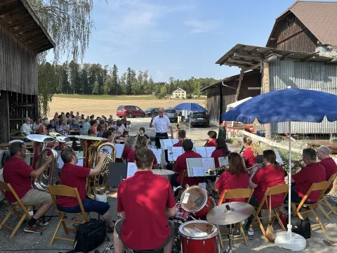Gottesdienst auf dem Rappenhof (Foto: Admin Burg) Gottesdienst auf dem Rappenhof (Foto: Admin Burg)