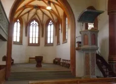 Blick auf Chor und Kanzel in der Bergkirche St. Moritz (Foto: Renate Ochsner)