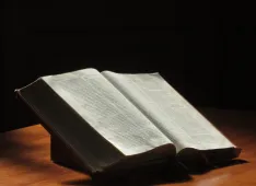 Bibel erleuchtet (Foto: Werner N&auml;f): Bibel in der Kirche Oberhallau SH