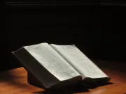 Bibel erleuchtet: Bibel in der Kirche Oberhallau SH (Foto: Werner N&auml;f)