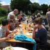 Mittagessen vor der Kirche (Foto: Marianne Näf-Bräker) Mittagessen vor der Kirche (Foto: Marianne Näf-Bräker)