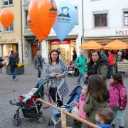 Luther-Ballone für Kinder – Kirchenrat Matthias Eichrodt (links) (Doris Brodbeck)