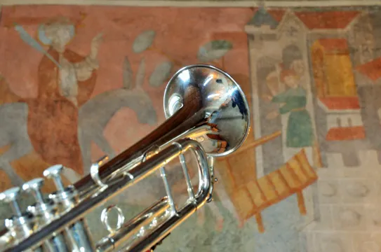 Palmsonntagsbild in der Kirche und Trompete (Foto: Beat Junger)