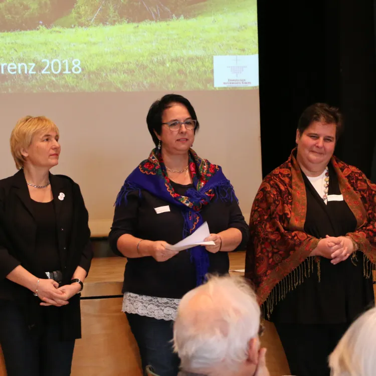 OeME-Konferenz 2018: v.l. Judit Csoma, Karin Baumgartner, Anna Tat&aacute;r, &Uuml;bersetzerin Nora Erdi (Foto: Doris Brodbeck)