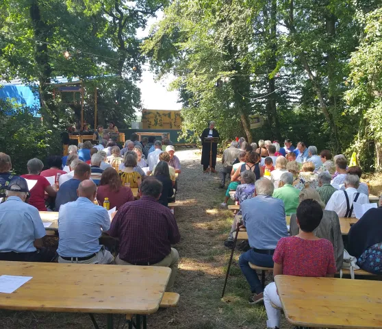 Waldfest Gottesdienst (Foto: Werner Näf) Waldfest Gottesdienst (Foto: Werner Näf)