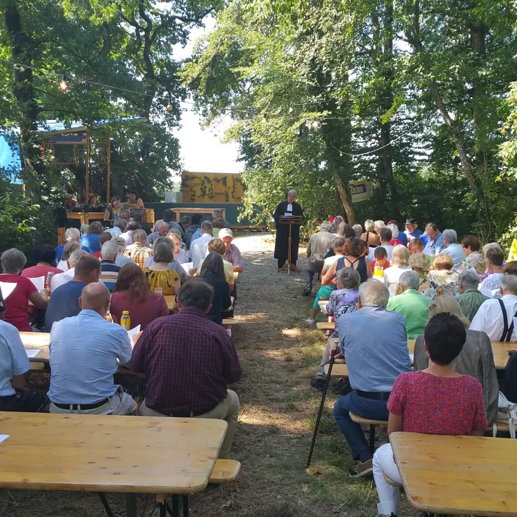 Waldfest Gottesdienst (Foto: Werner Näf) Waldfest Gottesdienst (Foto: Werner Näf)