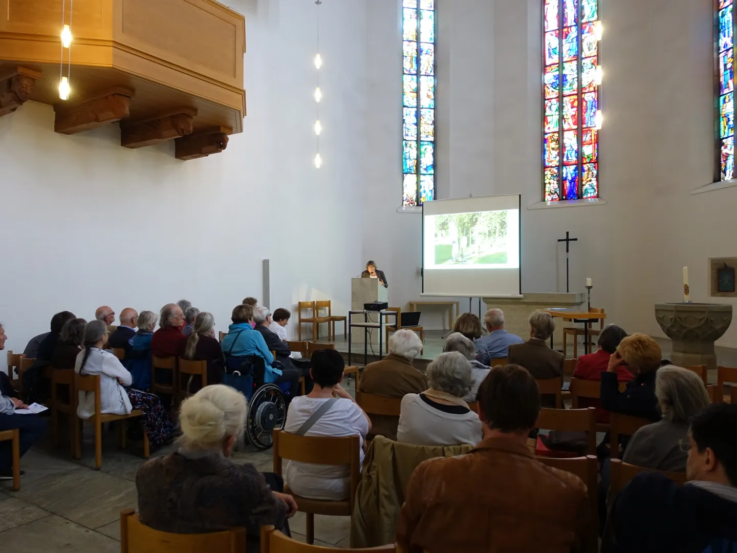 Vortr&auml;ge im Chor der Stadtkirche (Foto: Doris Brodbeck)