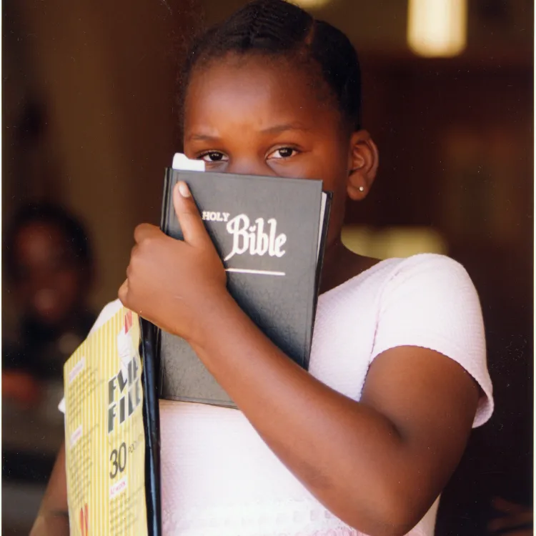 Bibelgesellschaft Namibia (Foto: zvg) Bibelgesellschaft Namibia: Kind mit Bibel (Foto: zvg)