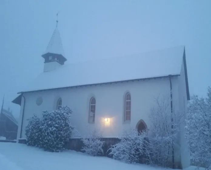 Kirche Opfertshofen Seitenansicht Winter 2 (Foto: Stefan B&ouml;sch)