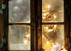 Winterfenster mit Kerzenl (Foto: admin sjm)
