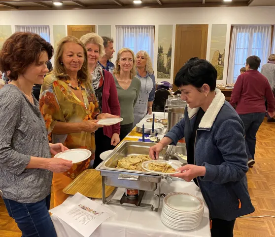 Ukrainisches Essen in Beringen_1: Das Essen, das u.a. von Viktoria (r.) serviert wurde, war ein grosser Erfolg (Foto: Scarlett Martin)