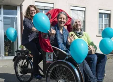 Evangelische Frauen Schweiz mit Senioren-Rikscha (Foto: Peter Leutert): v.l. Gabriela Allemann (EFS, Pr&auml;sidium), Doris Brodbeck und Eva Baumgardt (EFSH, Co-Pr&auml;sidium)