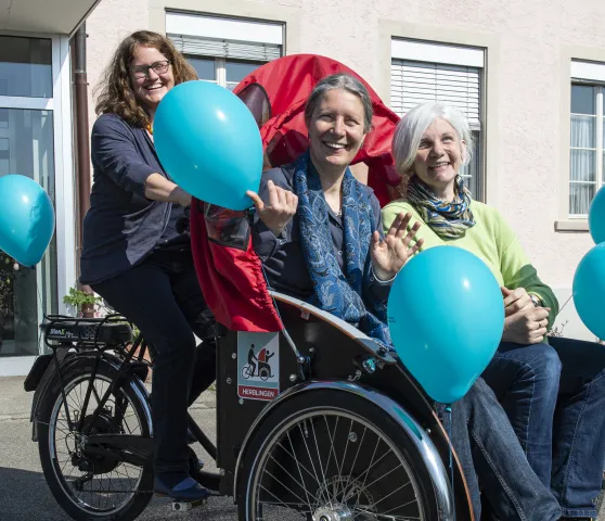 Evangelische Frauen Schweiz mit Senioren-Rikscha: v.l. Gabriela Allemann (EFS, Pr&auml;sidium), Doris Brodbeck und Eva Baumgardt (EFSH, Co-Pr&auml;sidium) (Foto: Peter Leutert)
