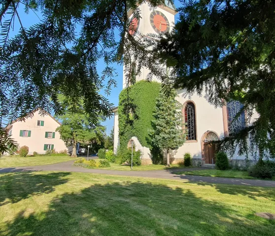 Vor der Kirche Gächlingen (Foto: Werner Näf) Vor der Kirche Gächlingen (Foto: Werner Näf)