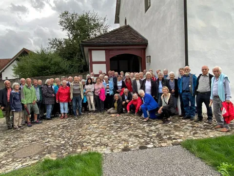 2022-09-15 Gruppenbild Seniorenausflug: bei der Kirche Weiach (Foto: Corinna Junger)
