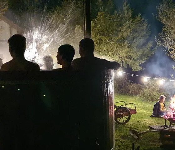 In the heat of the night: Nachts vor der Kirche: die einen werden im Hotpot gekocht und der Koch macht Cr&egrave;pes auf dem offenen Feuer (Foto: Werner N&auml;f)