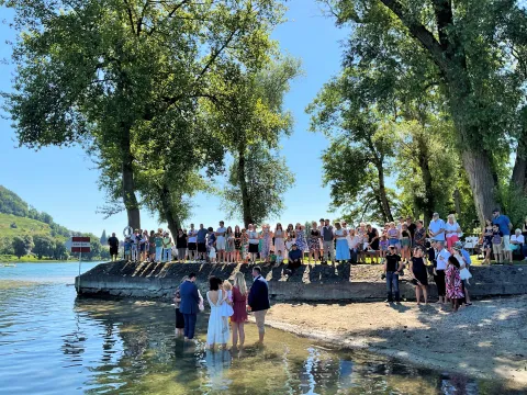 Taufe im Rhein beim Camping Wagenhausen (Foto: Beat Junger) Taufe im Rhein beim Camping Wagenhausen (Foto: Beat Junger)