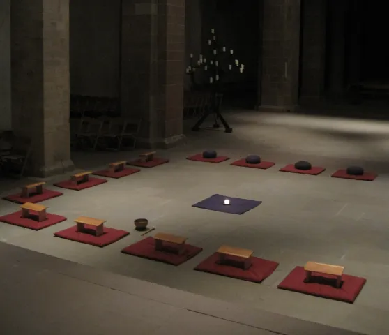 Meditation im Münster (Foto: Ruedi Waldvogel) Meditation im Münster (Foto: Ruedi Waldvogel)