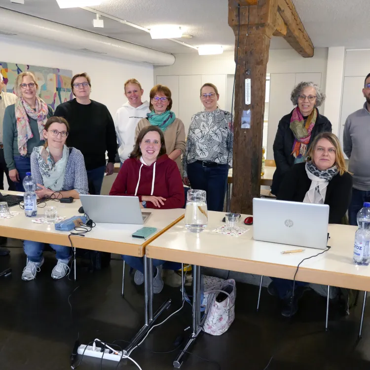 Sekretariatstreffen mit Internet-Team (Foto: Doris Brodbeck) Sekretariatstreffen mit Internet-Team: v.l. vorne: Barbara Hallauer, Annette Schaad, Corina Jäggi, Monika Wyss
hinten: Werner Näf, Felix Ott, Simone Wanner, Käthi Leu, Fabienne Anghel, Jeannine Saumweber, Reni Schlachter, Marina Bösch, Albin Krasniqi (Foto: Doris Brodbeck)