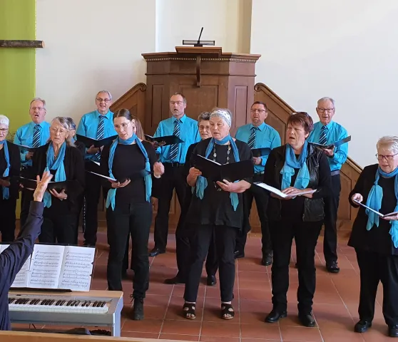 Gemischter Chor Gächlingen (Foto: Werner Näf) Gemischter Chor Gächlingen: unter der Leitung von Richard Secrist (Foto: Werner Näf)