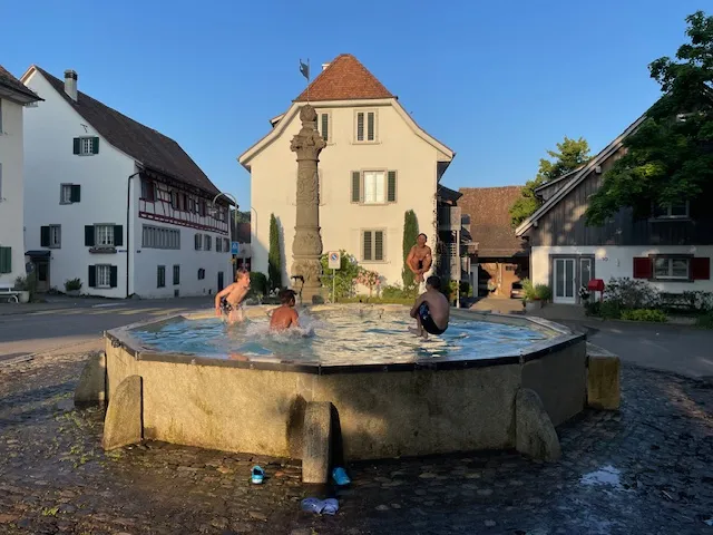 Baden im Brunnen 2 (Foto: Laura Uehlinger) Baden im Brunnen 2 (Foto: Laura Uehlinger)