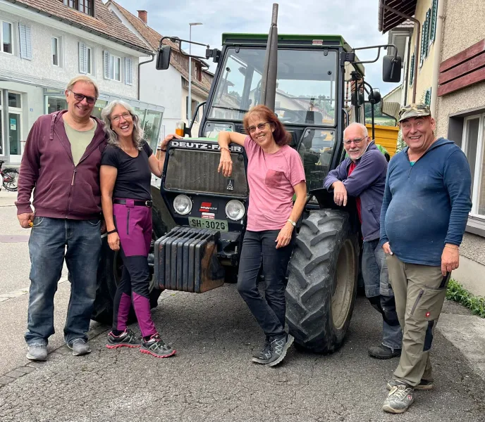 Traktor mit Helfer (Foto: Hildegard Winzeler) Traktor mit Helfer (Foto: Hildegard Winzeler)