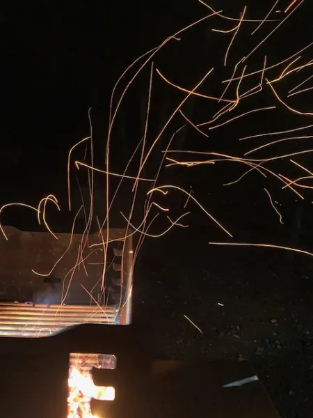 Funken im Nachtimmel (Foto: Simone Wanner) Funken im Nachtimmel (Foto: Simone Wanner)