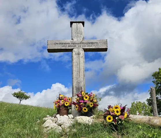 das Kreuz mit Blumen (Foto: Astrid Zehnder) das Kreuz mit Blumen (Foto: Astrid Zehnder)